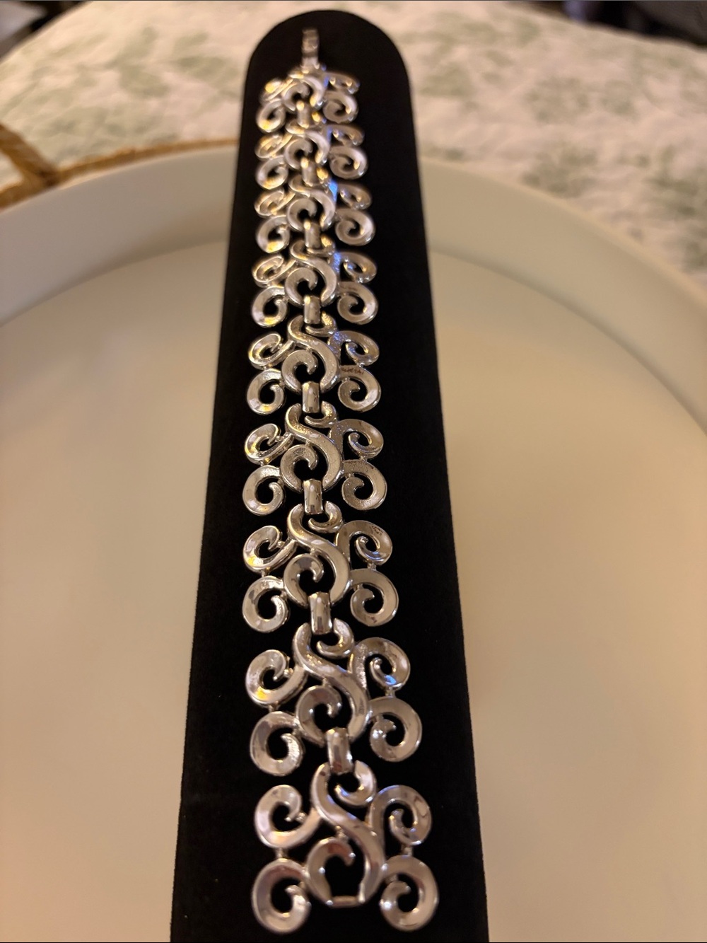 Trifari signed silver tone vintage 1950’s curl scroll motif bracelet. Stunning. - Picture 5 of 6
